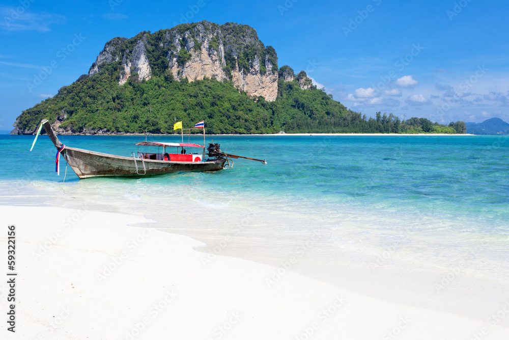long tail boat sur plage de Tup Islands, Thaïlande