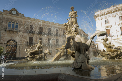 fontana di piazza archimede siracusa photo