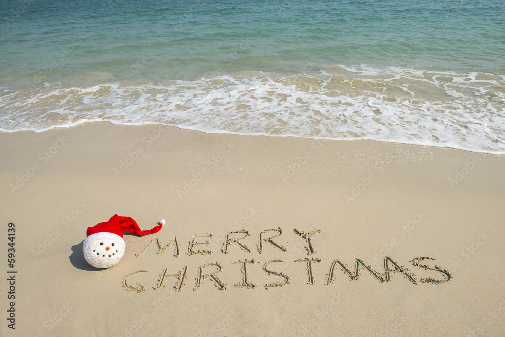 Obraz premium Merry Christmas written on tropical beach white sand with xmas s