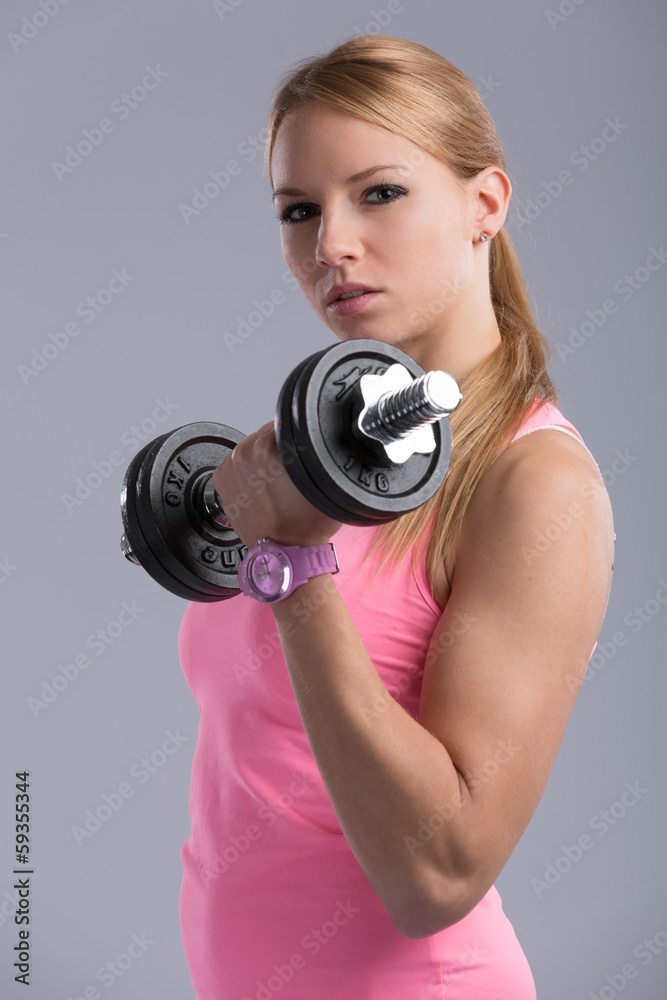 Fototapeta premium Junge Frau mit Hantel