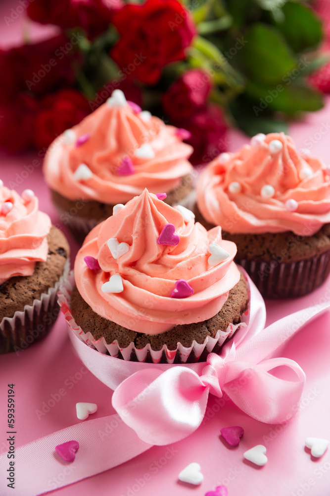 Kleine Kuchen mit rosafarbenem Topping