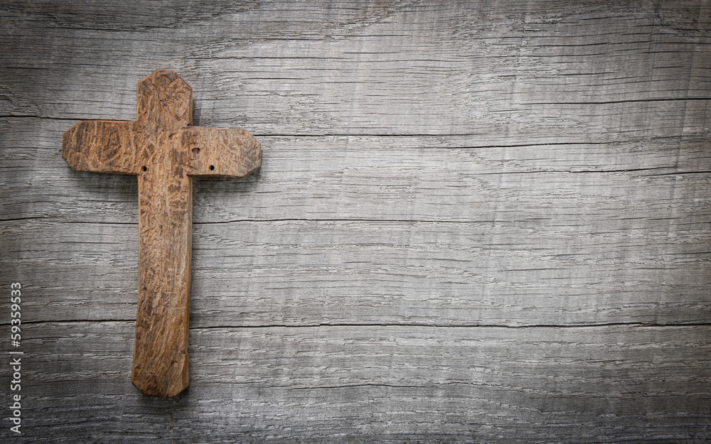 Trauerkarte mit Kreuz aus Holz als Hintergrund