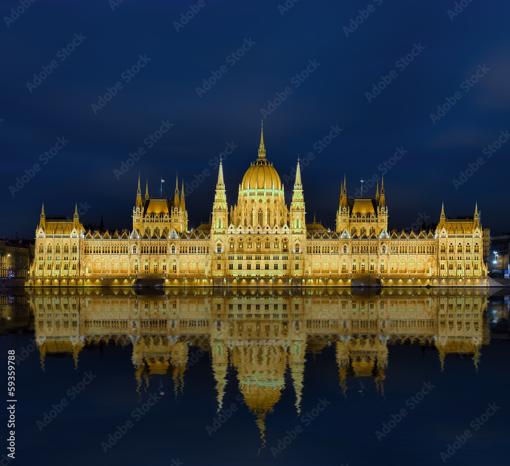 Budapest  Parlament beleuchtet mit Spielgelung in Donau