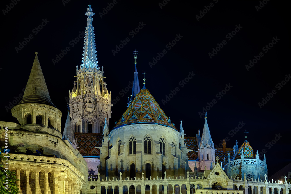 Budapest  Fischerbastei Mattiaskirche beleuchtet