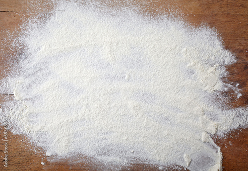 Photo white flour on wooden table