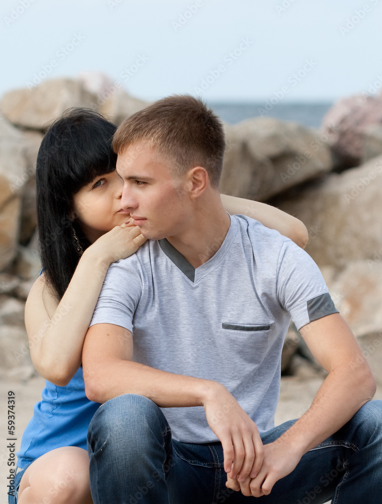 Obraz premium loving young couple is embracing