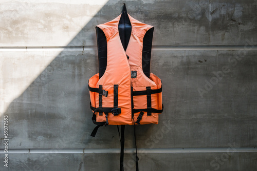 Schilderij op canvas Hanging old life saving vest