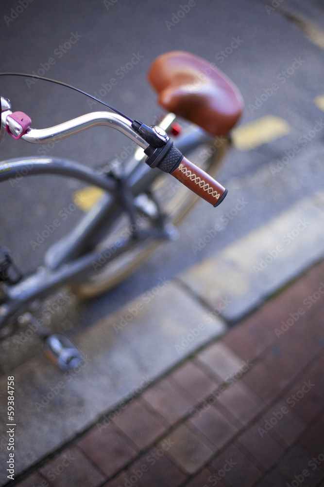 Vélo stationné dans une rue en ville Vélo stationné dans une rue en ville