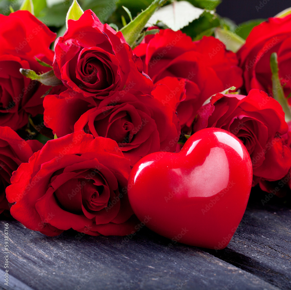 rote Rosen mit großen Herz Stock-Foto | Adobe Stock