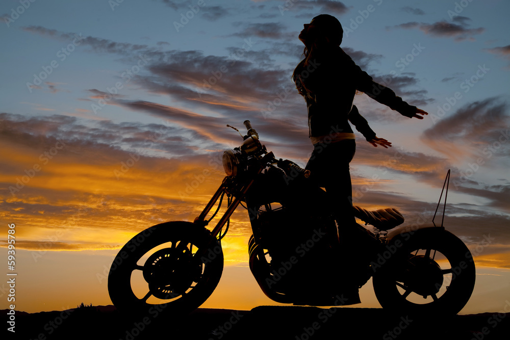 Obraz premium Sylwetka motocykl kobieta stoją ręce z powrotem
