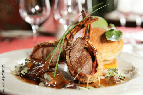 Fotografía Rack of lamb with caramelized onions and bread