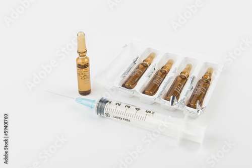 siringa con fiala di medicinale photo