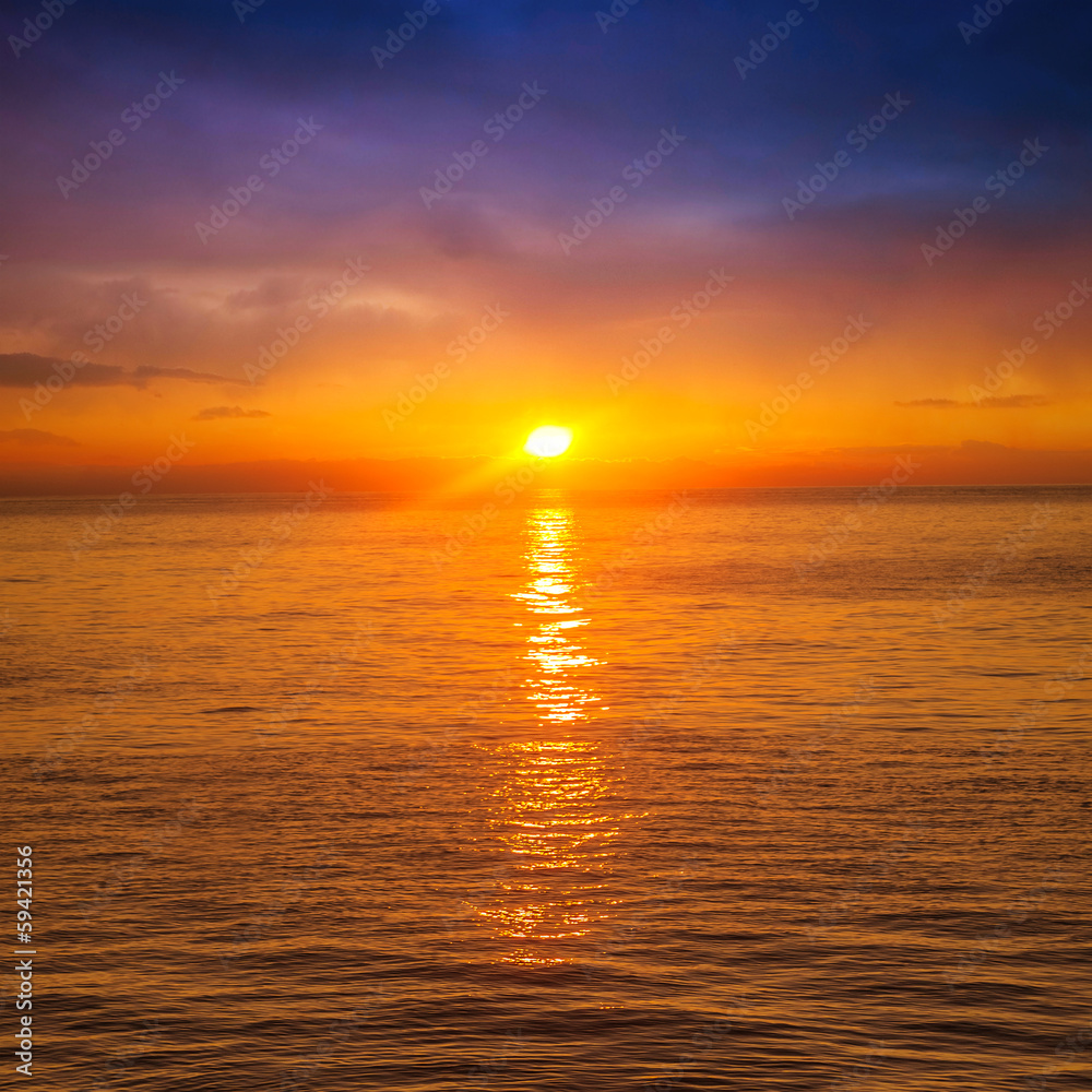 Obraz premium Beautiful sunset above the sea