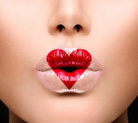 Canvas schilderij Fashion lippen Valentijn lippen met hartvormige verf  © Subbotina Anna