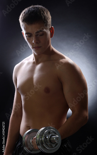 Handsome young muscular spo...
