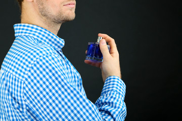 Fototapete Schönheitssalon Attraktiver Herr beim Duftauftrag dunkel  © Africa Studio