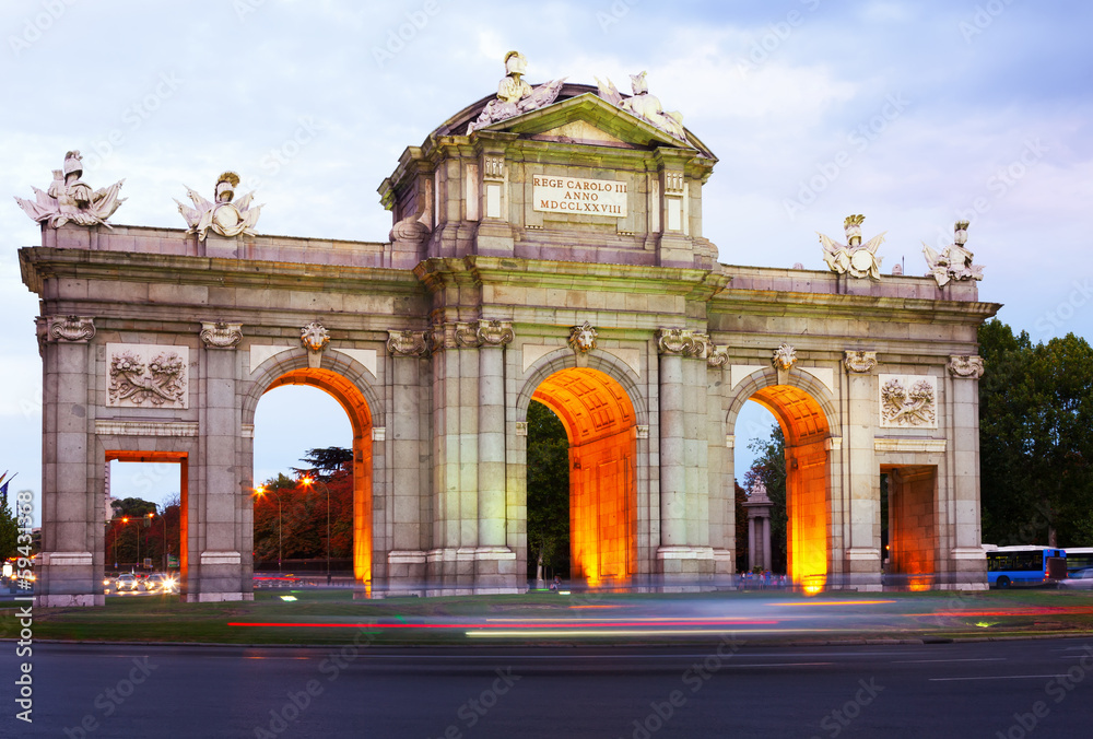 Obraz premium Gate of Toledo in summer dusk