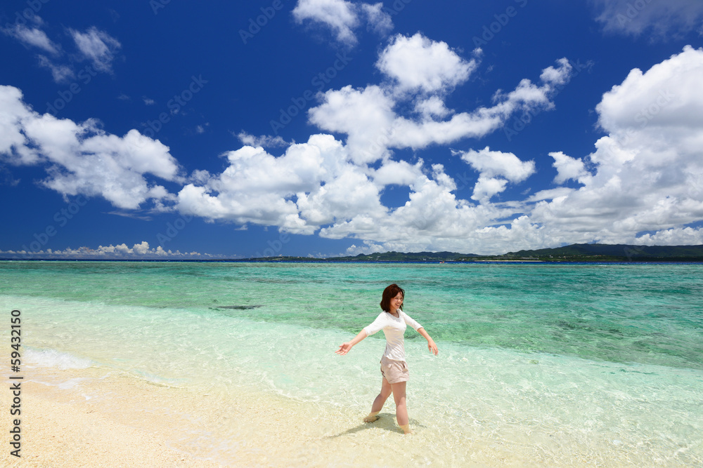 水納島のビーチで遊ぶ笑顔の女性