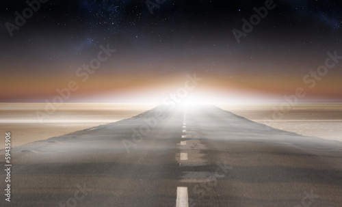 Road leading out to the horizon © WavebreakMediaMicro
