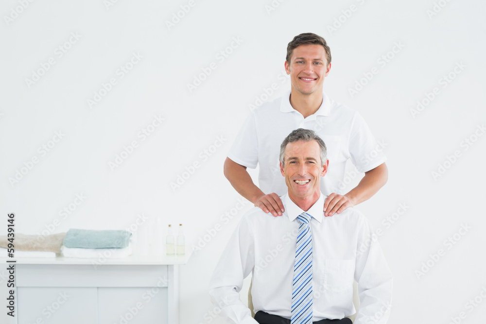 Obraz premium Male chiropractor and well dressed mature patient