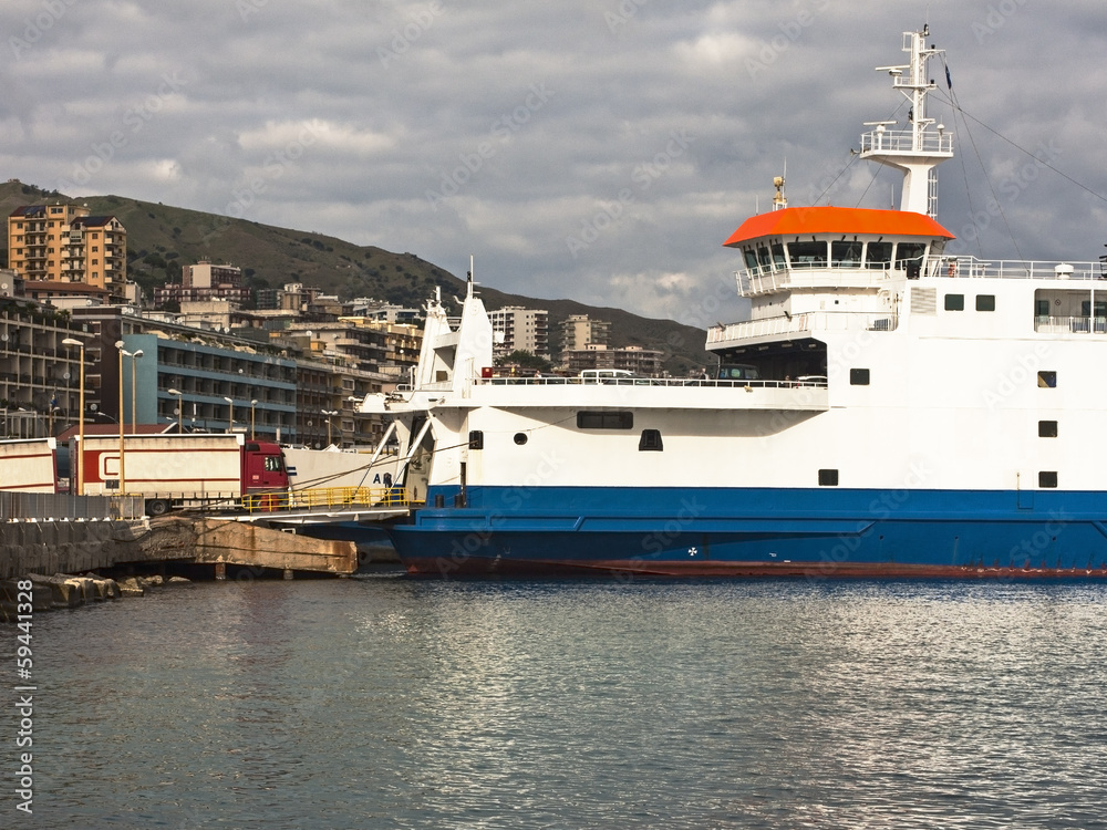 Naklejka premium Traghetto in fase di caricamento