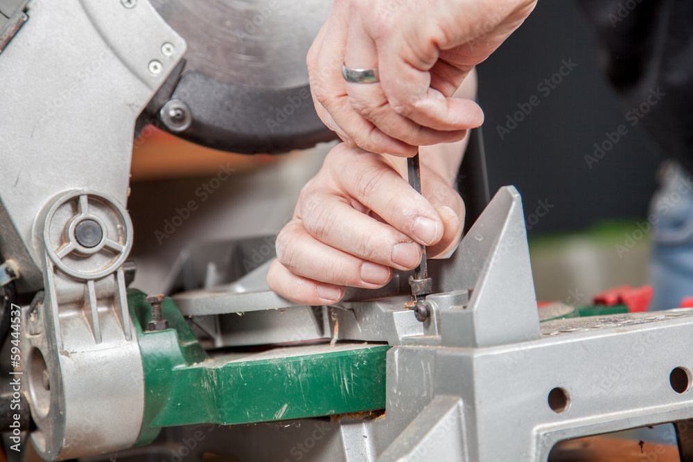 Saw adjusting Saw adjusting