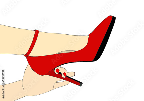 Una mano di donna stringe il tacco della scarpa