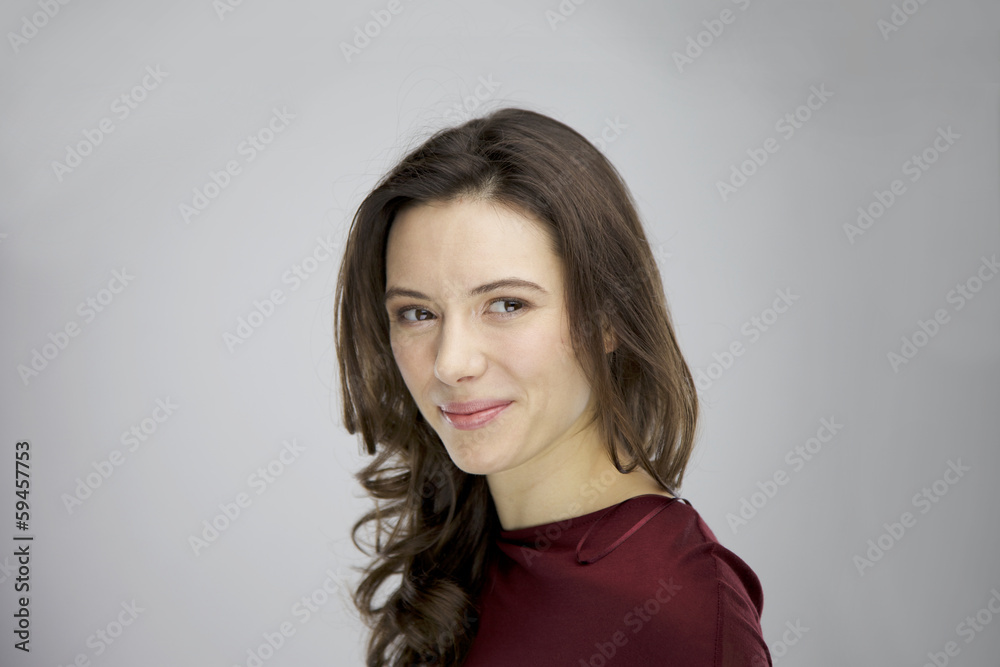 Portrait einer jungen Frau mit braunen Haaren im Fotostudio Portrait einer jungen Frau mit braunen Haaren im Fotostudio