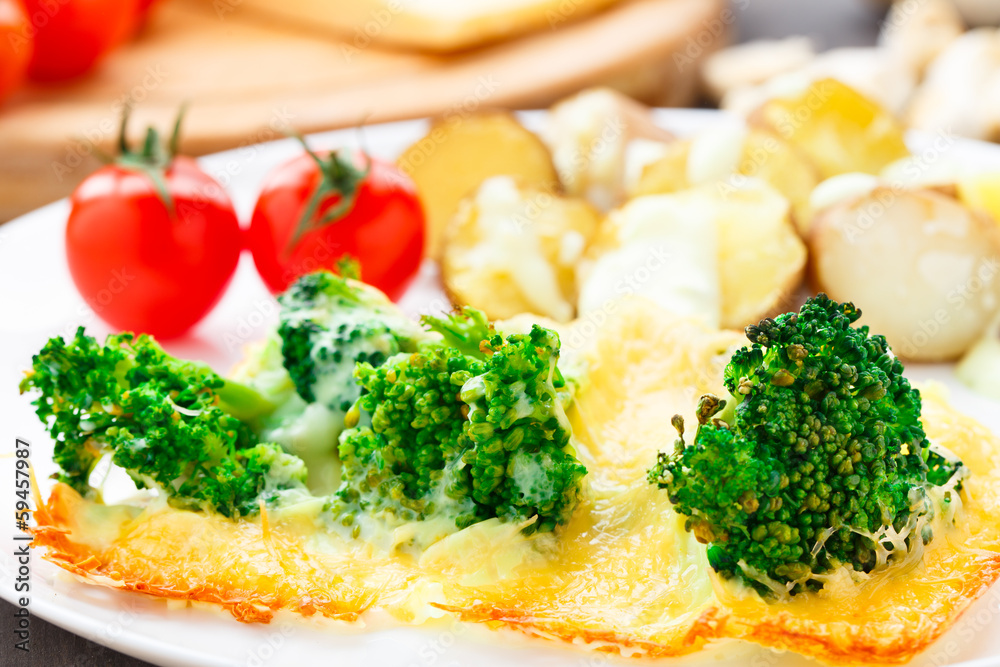 Broccoli gratin with cheese and baked potato Broccoli gratin with cheese and baked potato