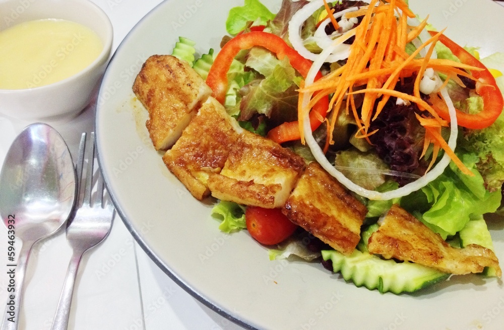 Grilled Fish Salad  with Lamon Sauce