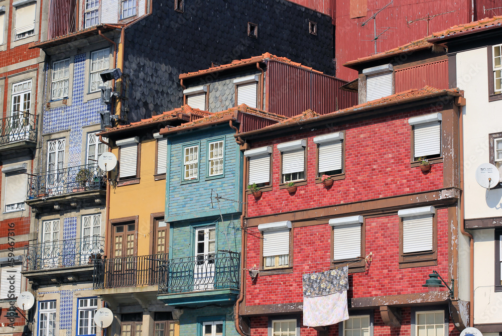 Porto harbor houses