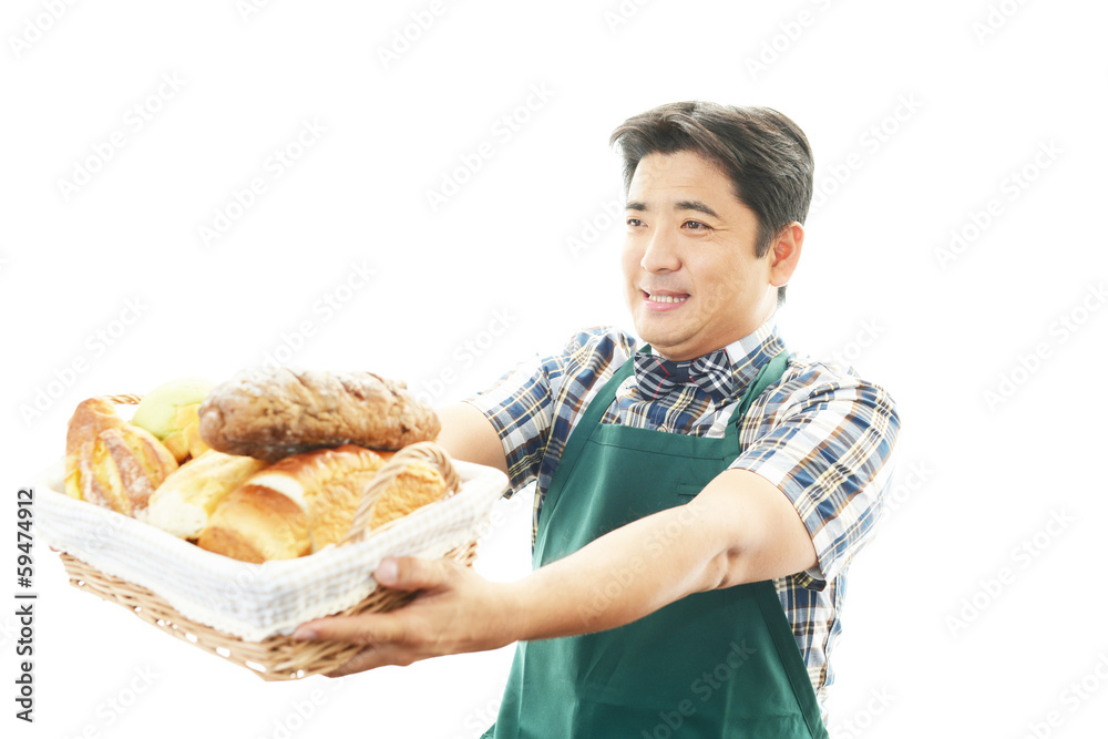 パンを運ぶ笑顔のウェイター
