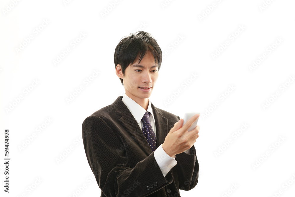通話中の笑顔のビジネスマン 通話中の笑顔のビジネスマン