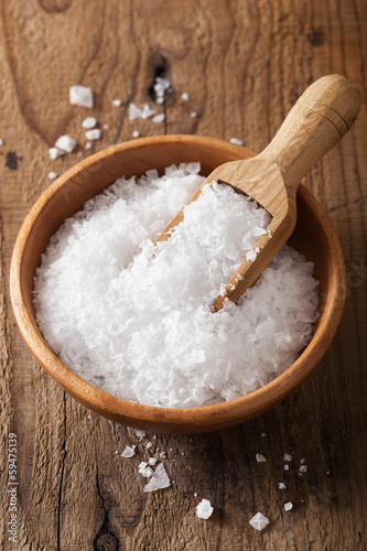 Obraz na płótnie sea salt in wooden bowl and scoop w salonie