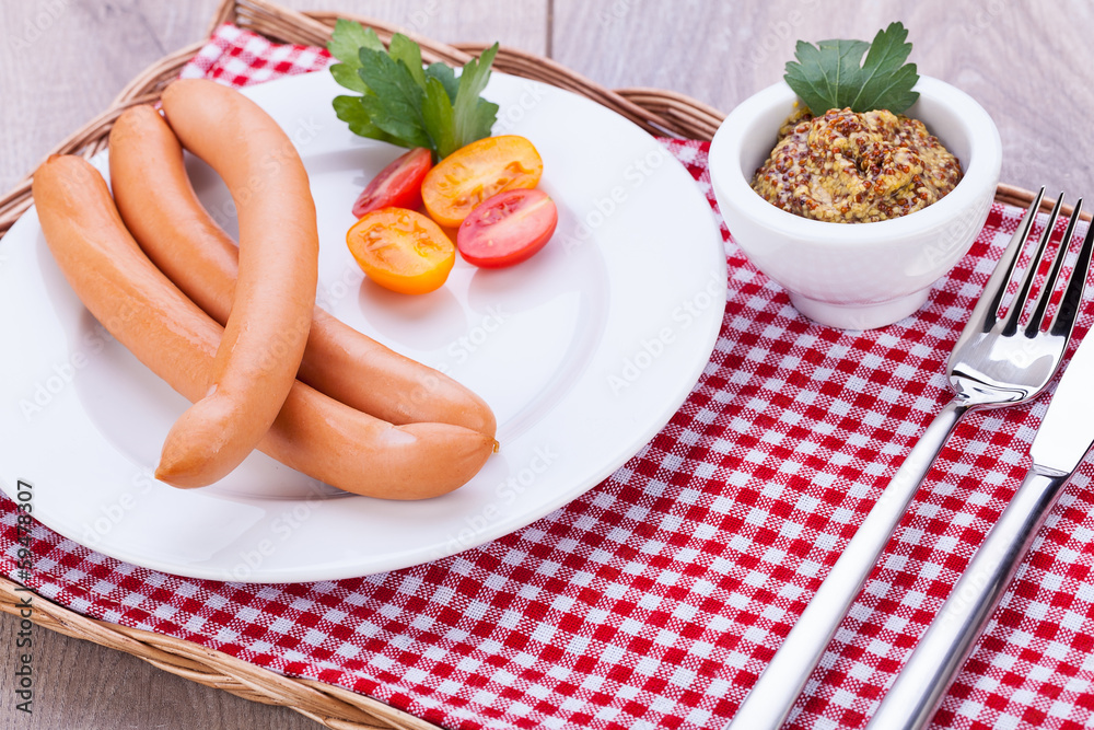leckere wiener würstchen mit senf auf einem holztisch leckere wiener würstchen mit senf auf einem holztisch