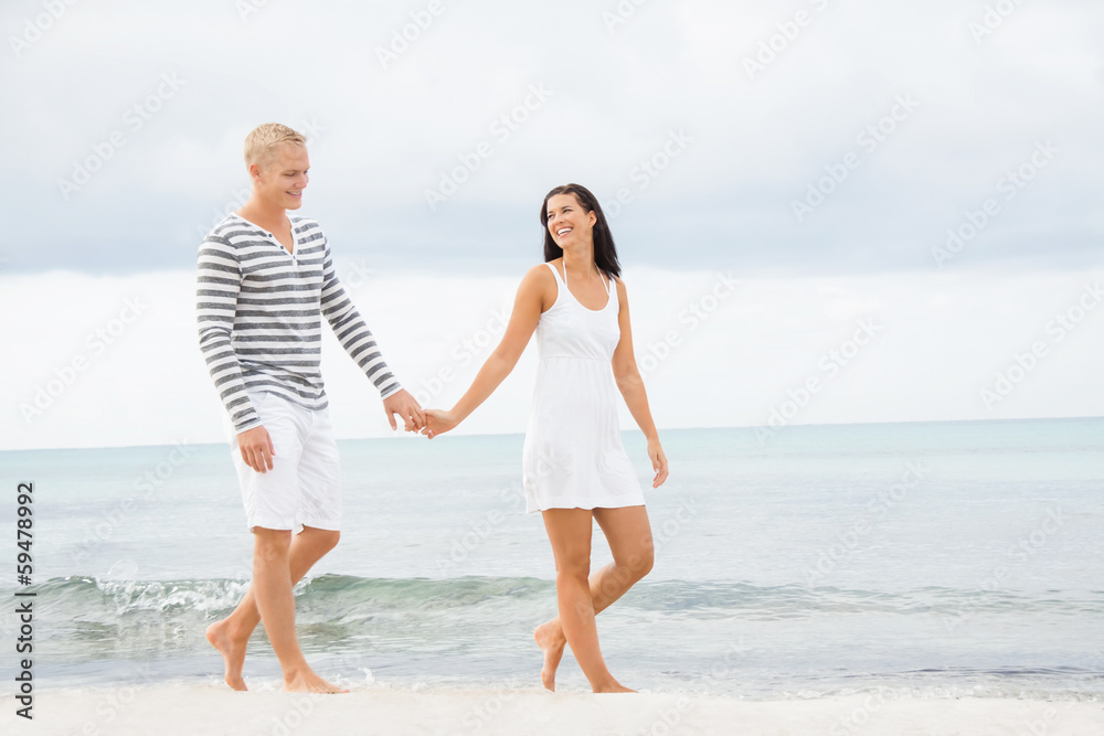 junge frau und mann pärchen paar am strand im sommer