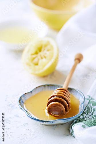 Acacia honey on a small plate; lemon in background