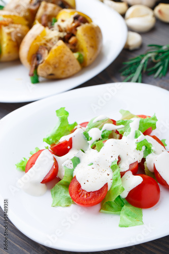 Tomato and lattuce salad