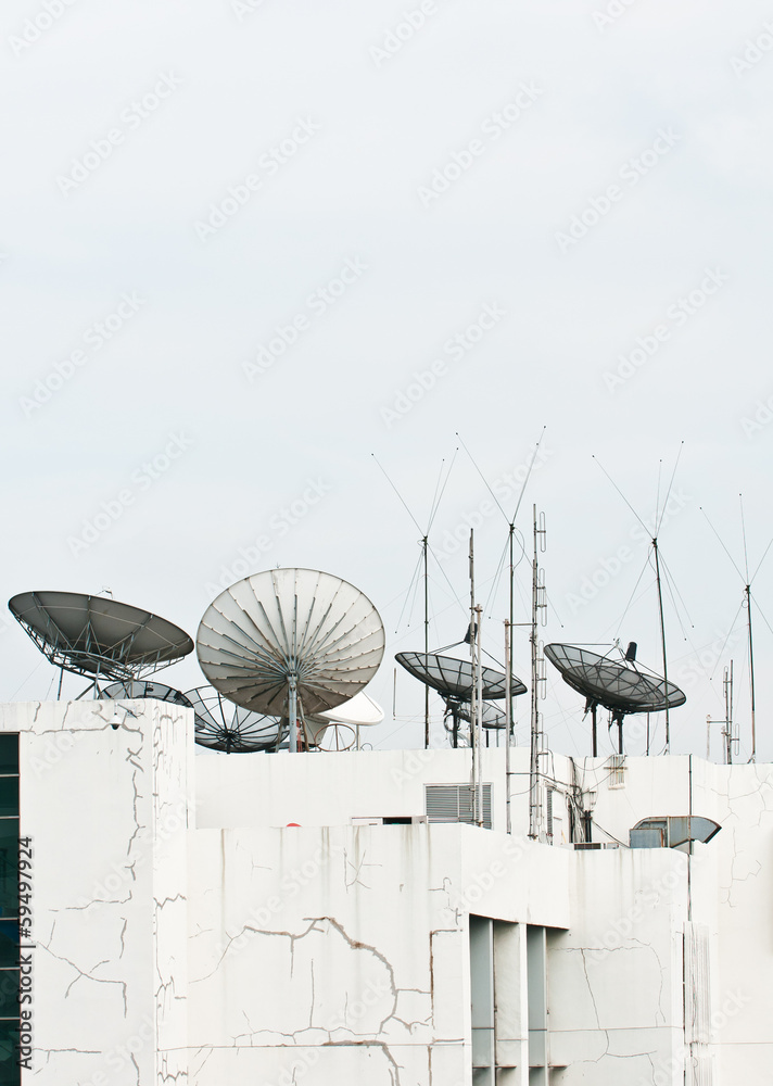 Obraz premium satellite dish and antenna on building