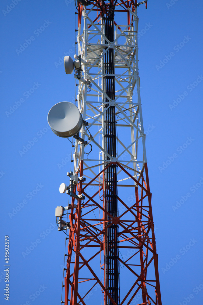 Telecommunication mast with microwave link