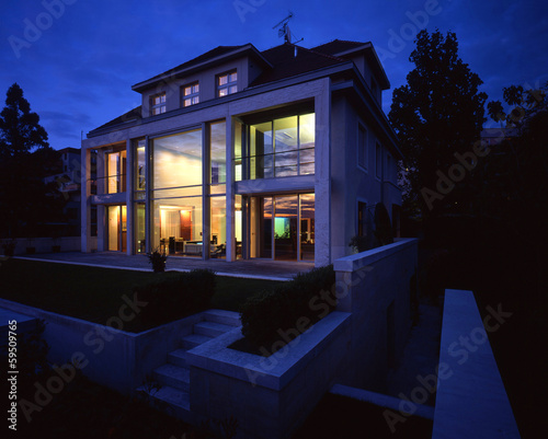 nice wiev on the largte family house in the nigth