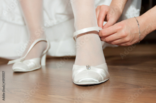 Ubieranie butów na ślub