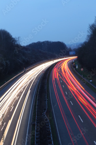 Straßenverkehr am Abend photo