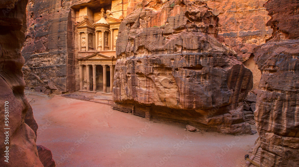 Overview of area at Entrance and Treasury  of Petra City, Jordan - obrazy, fototapety, plakaty 
