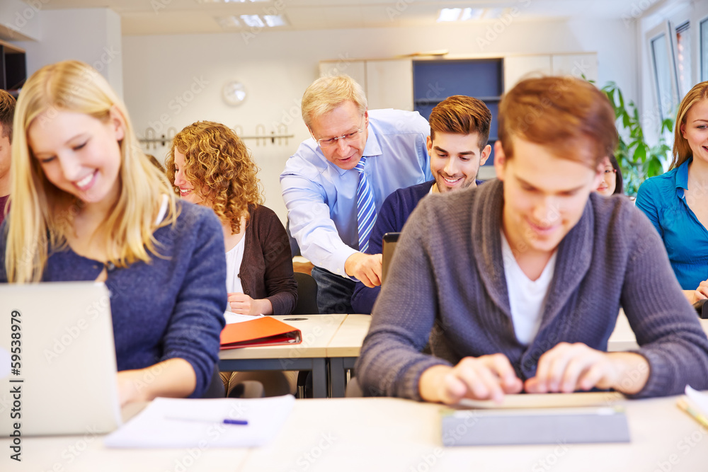 Fototapeta premium Lehrer hilft Student in Universität