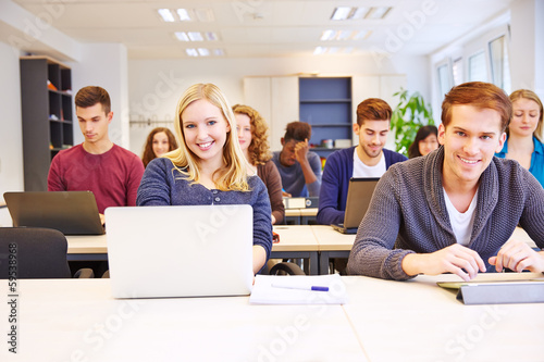 Studenten lernen mit Computer