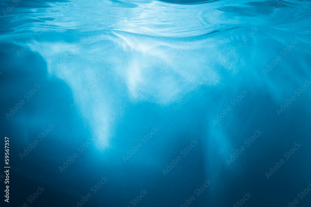 Fototapeta Streszczenie niebieskim tle. Woda z promieniami słońca