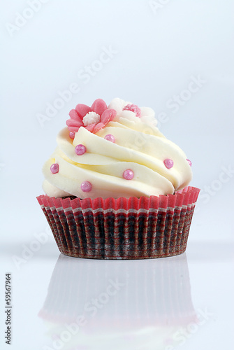 cupcake con fiori rosa e bianchi