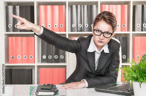 Behang Angry woman boss pointing out