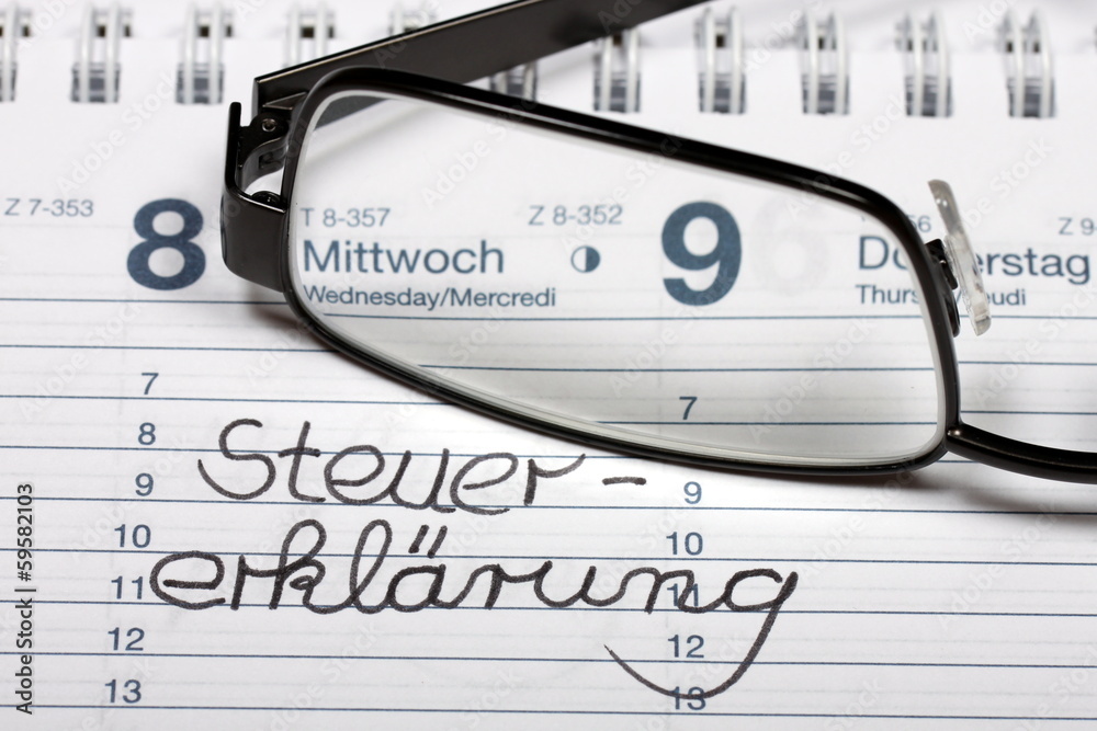 Notiz Steuererklärung mit Brille im aktuellen Kalender Stock-Foto | Adobe  Stock